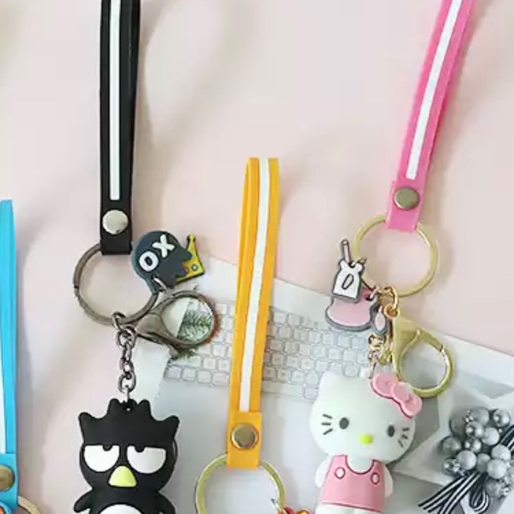 Pink hello kitty keychain - Picture 4 of 5
